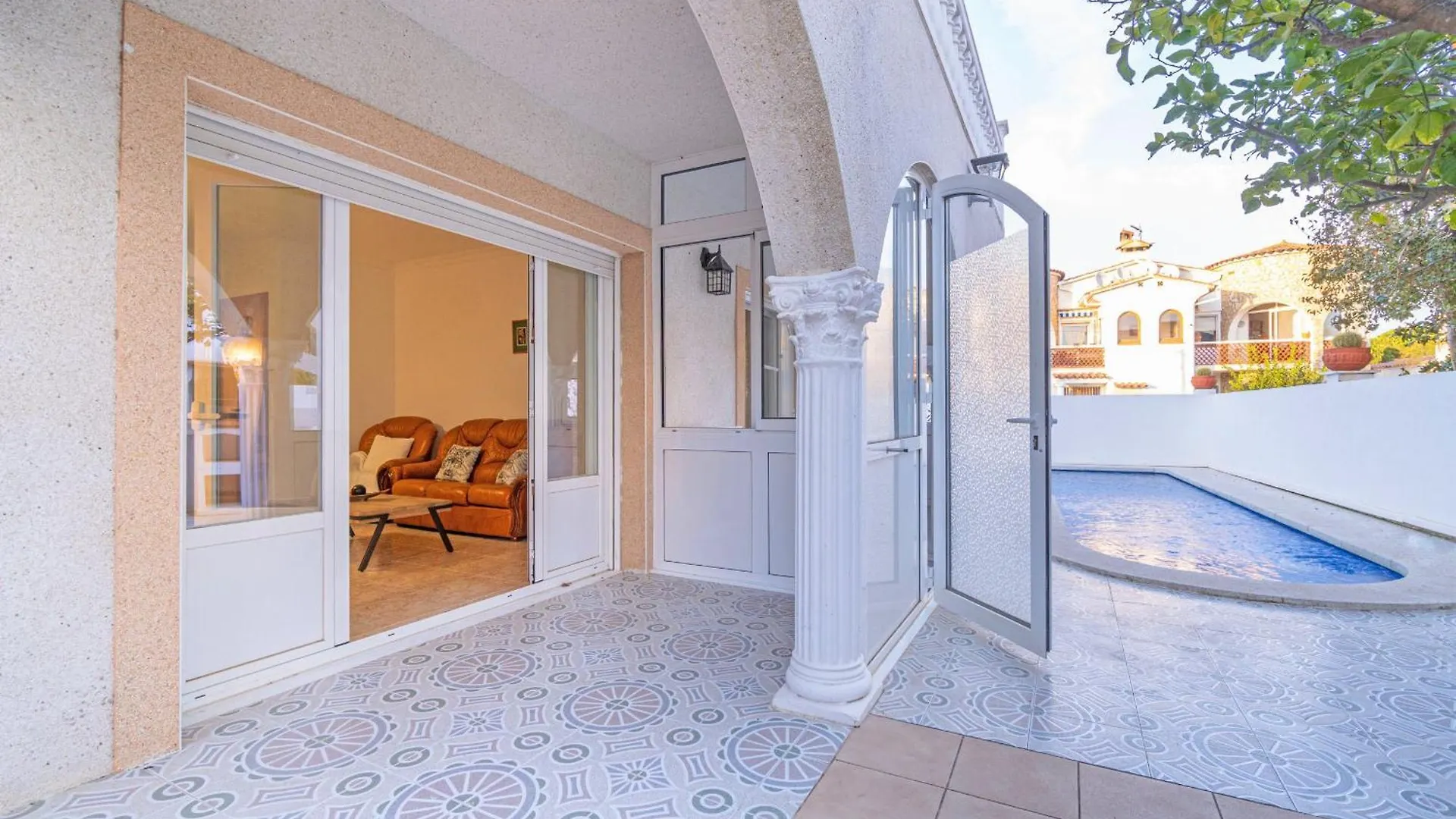 Apart-Rent Casa Requesens 0007 Empuriabrava 0*,  Spain